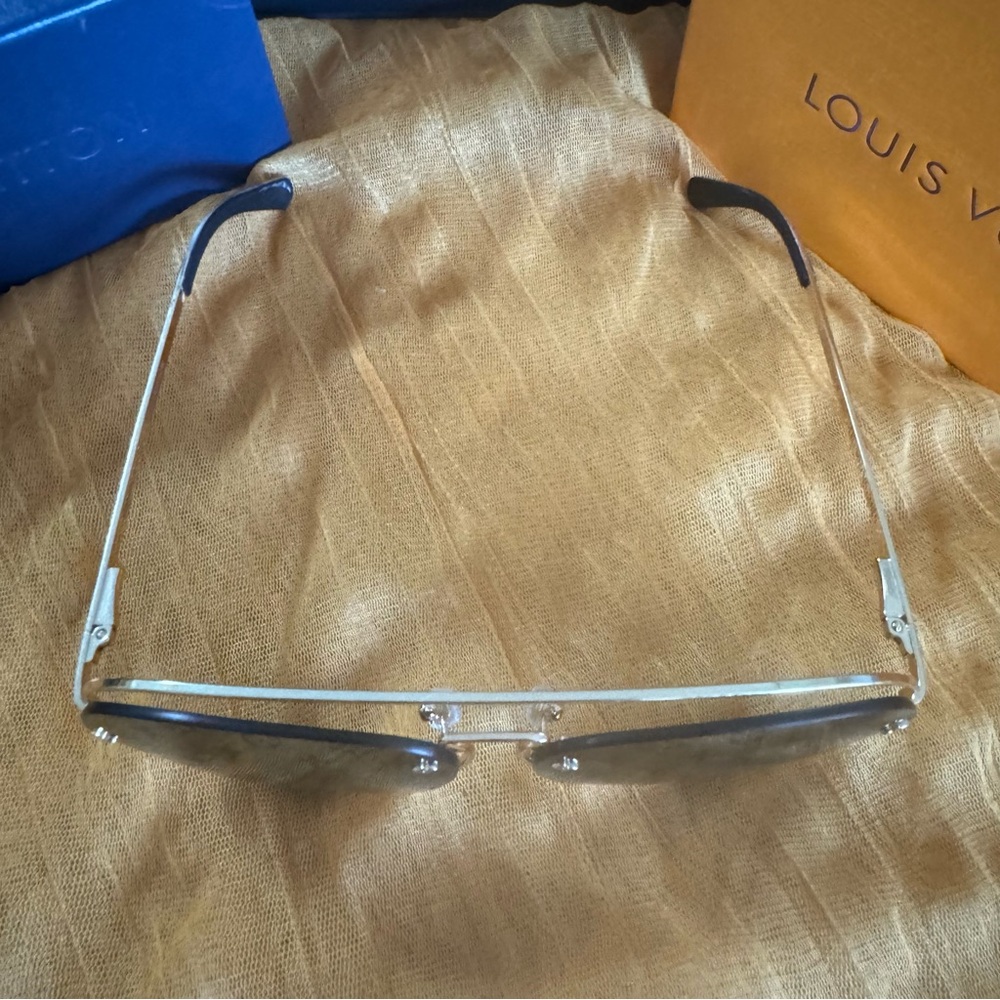 Men's LV U-Shaped Black Aviator Sunglasses - Picture 4 of 9